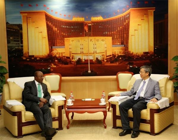 中国人民银行行长易纲会见尼日利亚央行行长艾姆菲莱