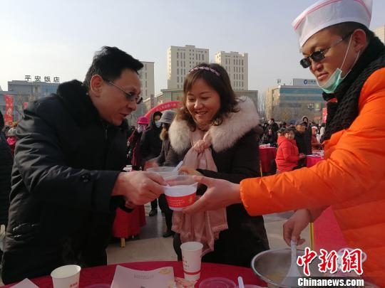 图为千人喝腊八粥。 