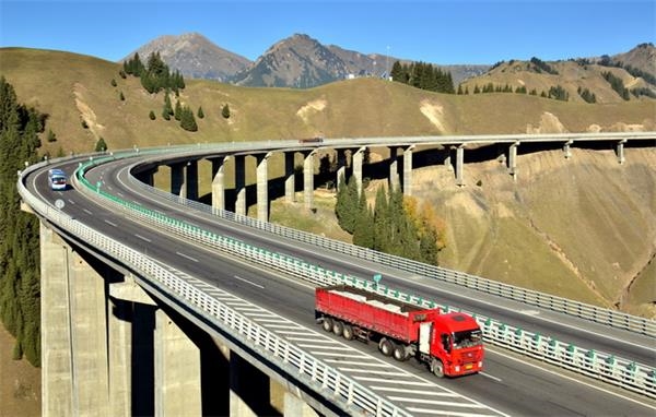 明年将启动建设一批国家高速公路、普通国道待贯路段项目和拥挤路段扩容改造。摄影/章轲