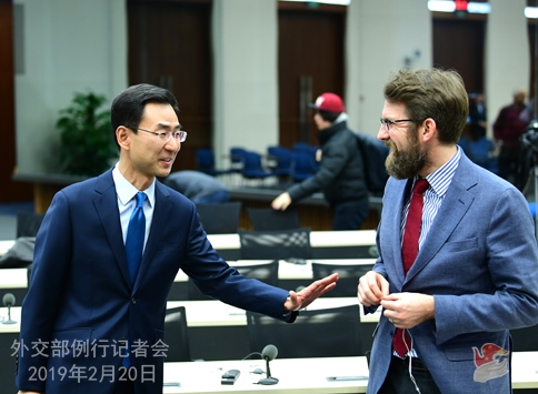 外交部回应“人民币汇率相关报道”:不要把汇率问题政治化