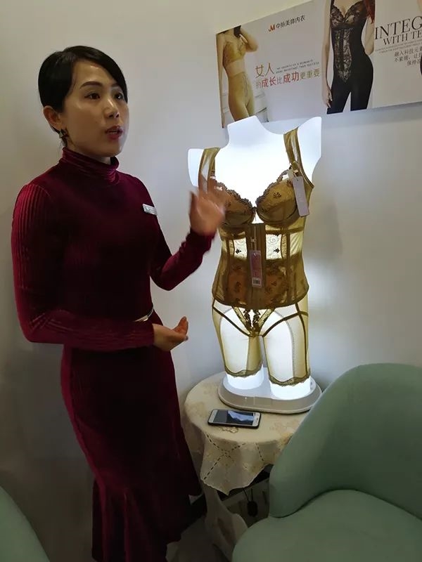 一位中脉laca会所的"设计师"正在吹嘘内衣的神奇功效.