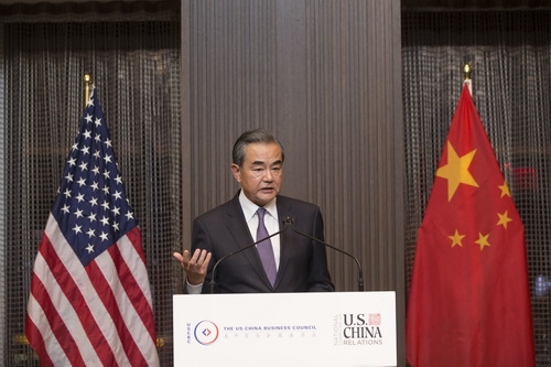 王毅在美国四团体晚餐会上发表演讲