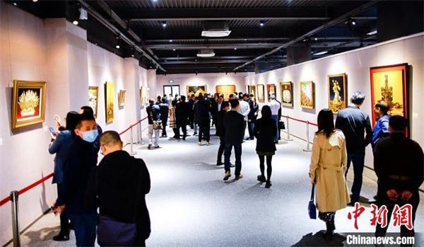 中国当代漆画回顾展在厦举办 展出近150件佳作