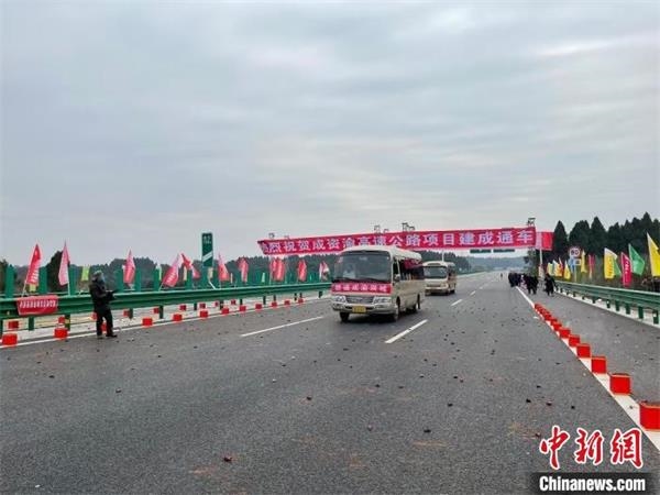 成子渝高速公路将于12月31日24:00开放，为成都和重庆之间增加了另一条大通道