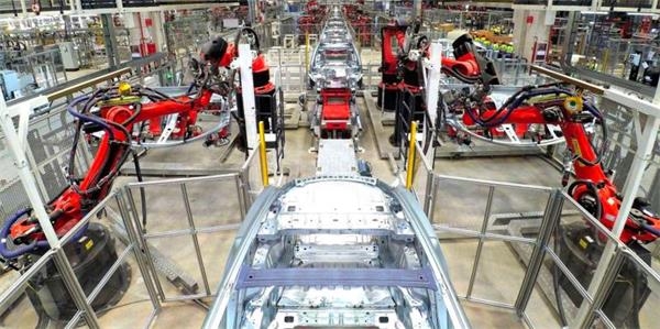 新车源源不断拉出厂区 上海特斯拉超级工厂全面恢复生产