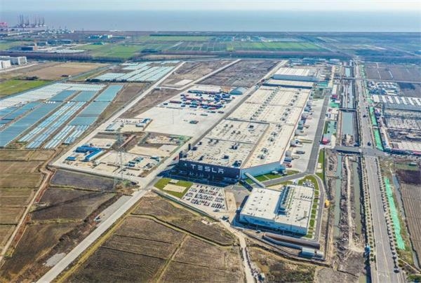 新车源源不断拉出厂区 上海特斯拉超级工厂全面恢复生产
