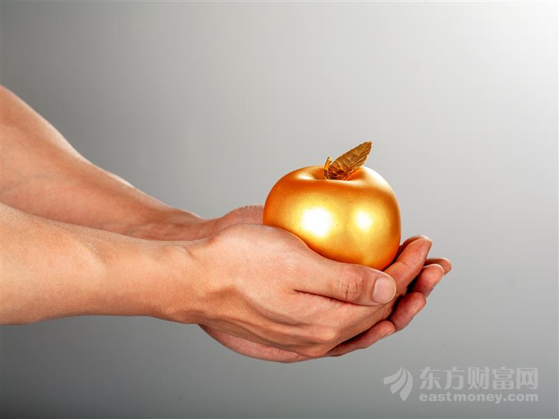 国际油价涨近1%