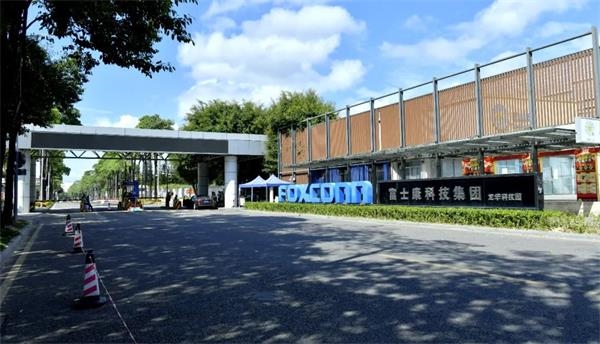 (富士康科技集团深圳龙华工业园东门 宋春雨/摄)
