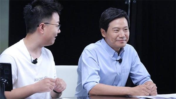 雷军在直播中。图片来源:雷军微博 大佬PK直播带货各怀绝招:有人讲段子 有人带小抄