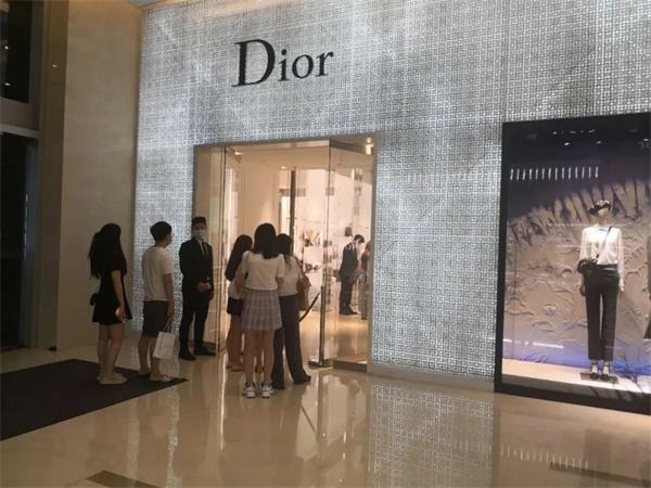 多地lv店大排长龙 疫情之下奢侈品竟火爆异常 果真"越涨越香"?