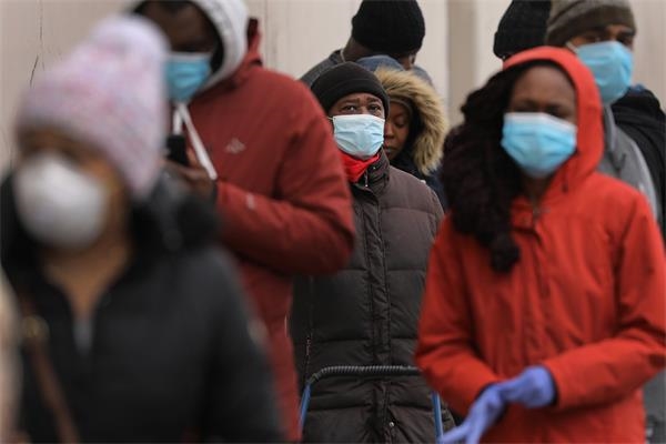通知表现:美国幼批族裔和矮收好群体在疫情中遭受更大迫害