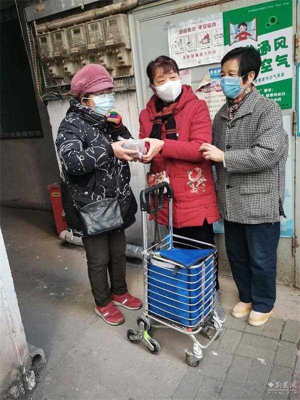 武汉永丰社区为宅家老人送腊八粥