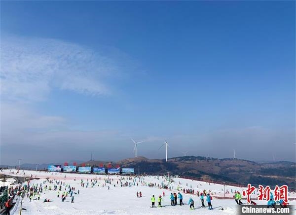 游客在宜昌百里荒高山草原旅游区体验滑雪。湖北省文化和旅游厅供图