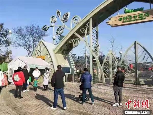 游客在咸宁田野乡村公园游玩。湖北省文化和旅游厅供图