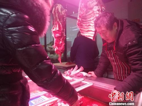 资料图：北京西城区一家菜市场里的牛羊肉摊。 